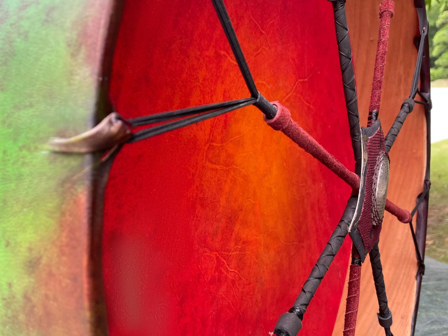 Trống Shaman 56cm Xanh Lá – Da Dê – Đính Đá Thạch Anh Trắng