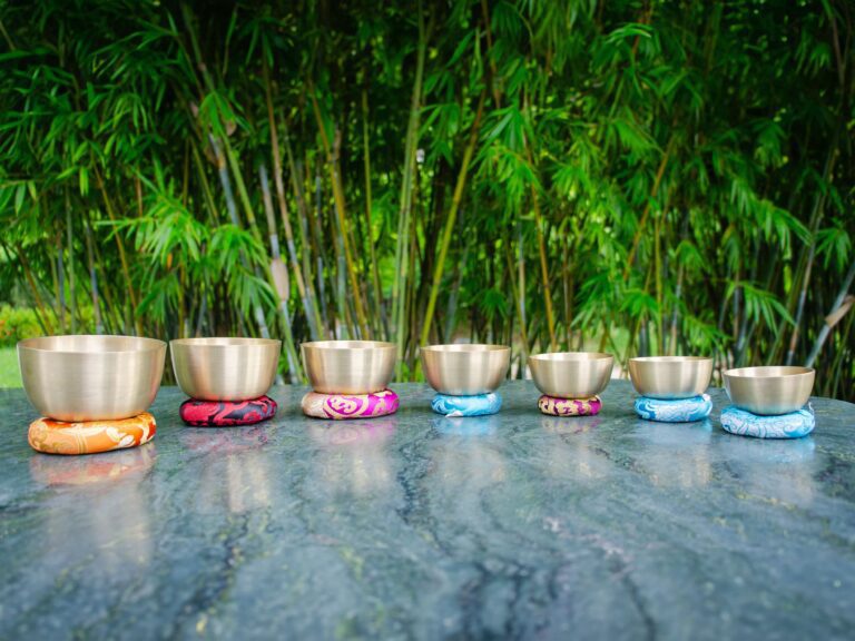 Bát hát Tây Tạng trên nền tre xanh