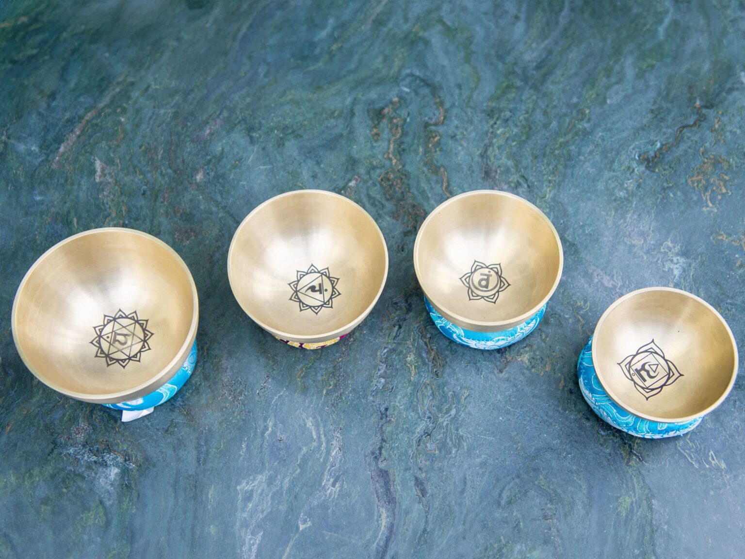 Bốn bát thiền đồng trên nền xanh đá