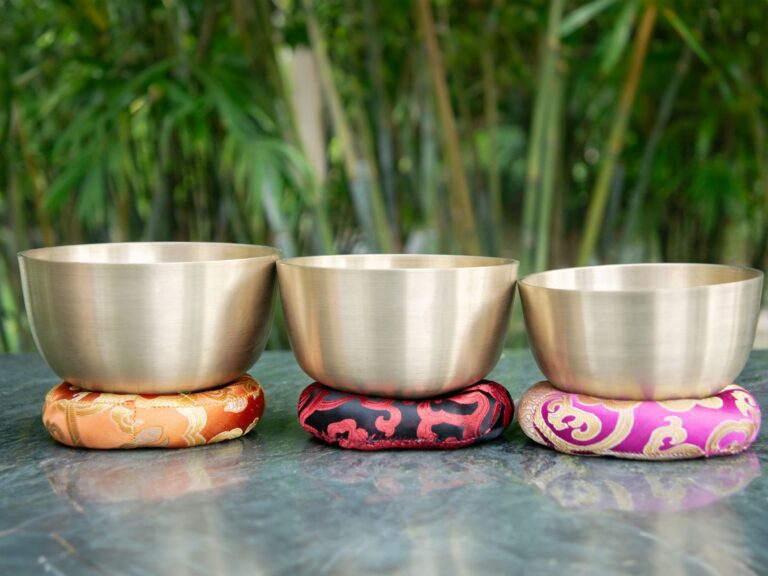 Bát chuông Tây Tạng trên đệm nhiều màu sắc.