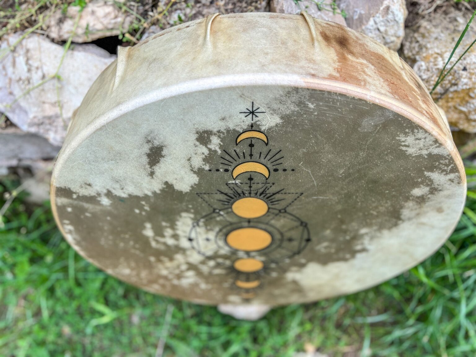 Trống da truyền thống với họa tiết mặt trăng