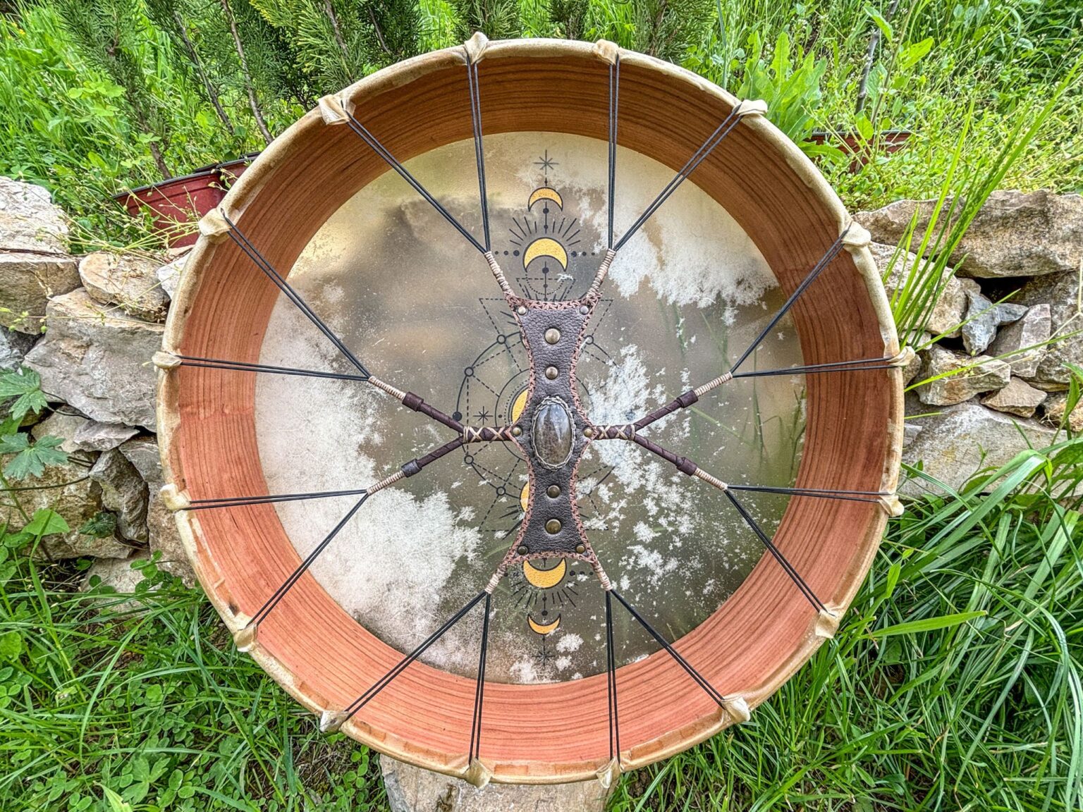 Trống truyền thống với hoa văn mặt trăng, ngoài trời.