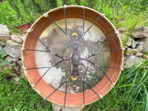 Trống truyền thống với hoa văn mặt trăng, ngoài trời.