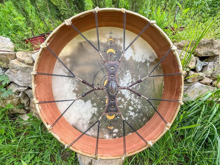 Trống truyền thống với hoa văn mặt trăng, ngoài trời.