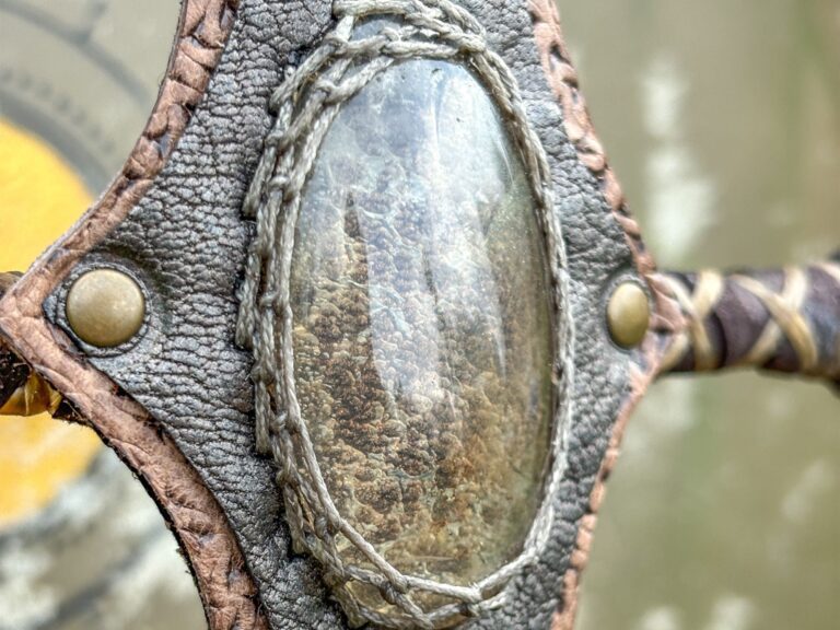 Chi tiết tay cầm vũ khí cổ xưa