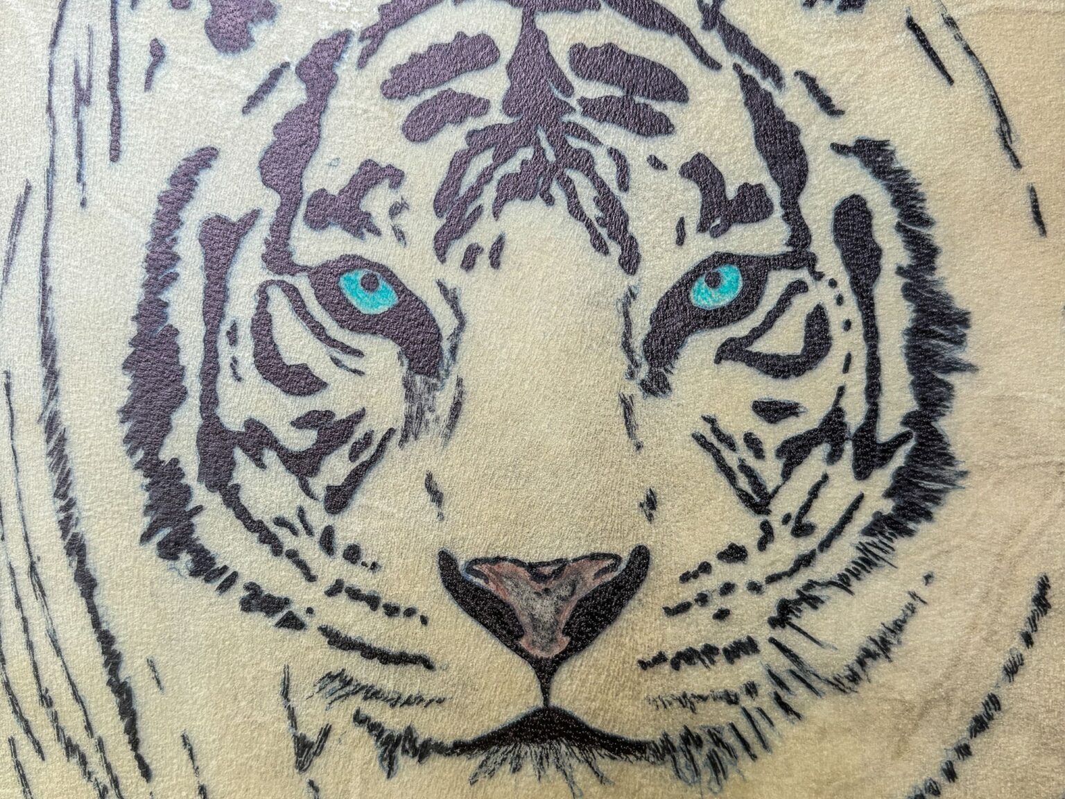 Hình xăm đầu hổ với mắt xanh nổi bật.