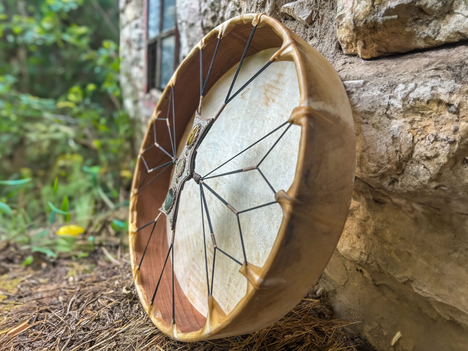 Trống tròn truyền thống dựa vào tường đá.