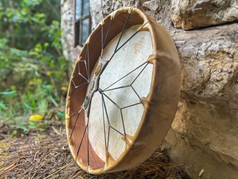 Trống tròn truyền thống dựa vào tường đá.