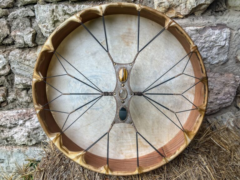 Trống da hình tròn trước bức tường đá.