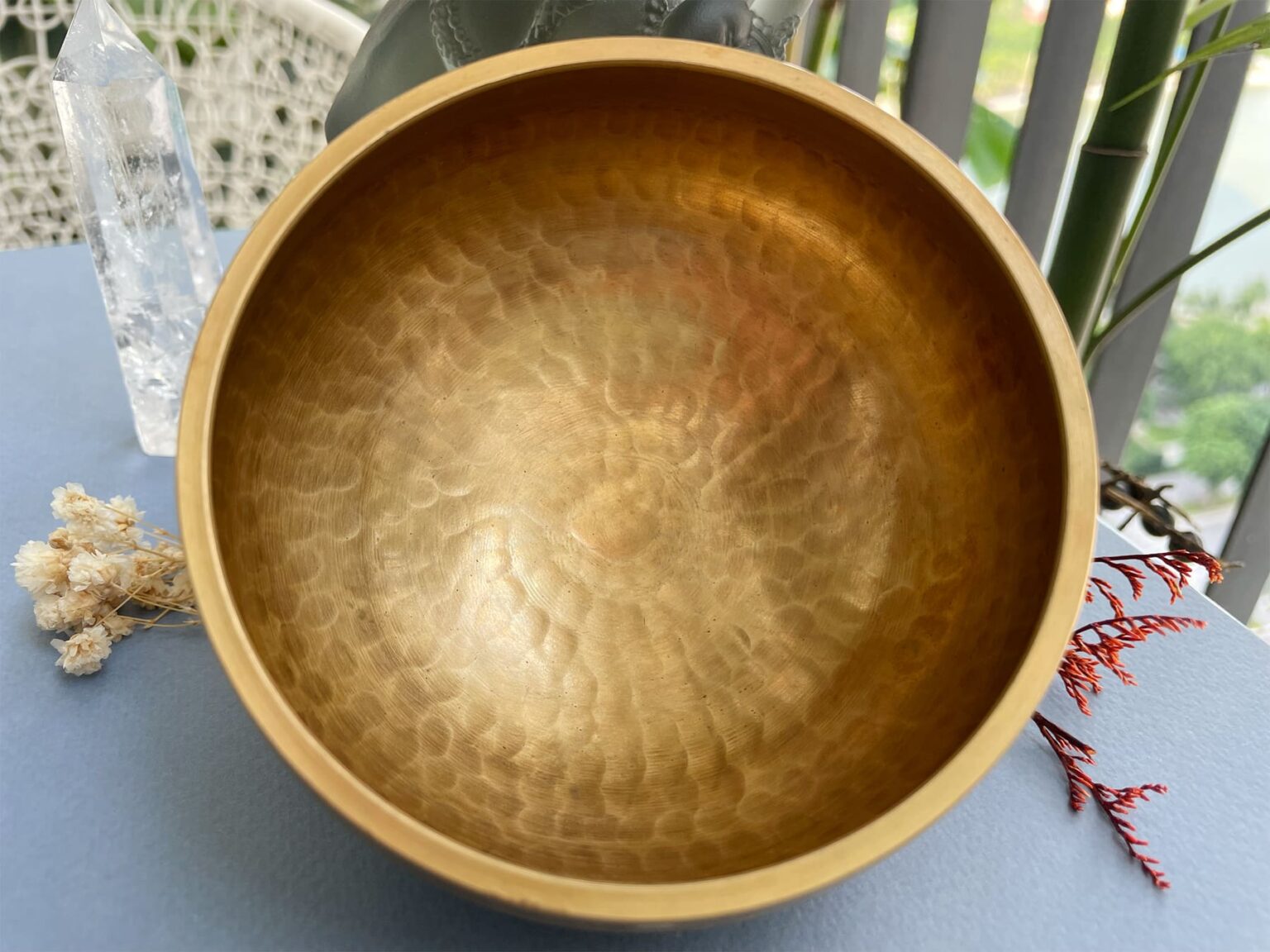 Bát đồng trang trí trên bàn gỗ