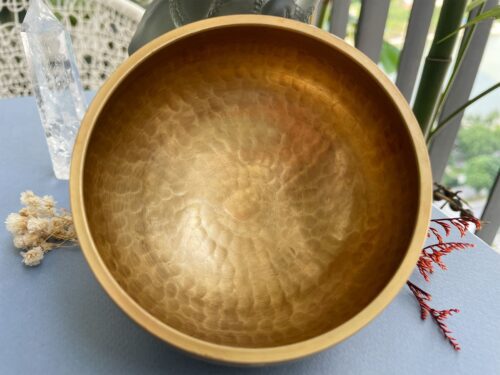 Bát đồng trang trí trên bàn gỗ