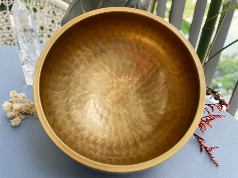 Bát đồng trang trí trên bàn gỗ