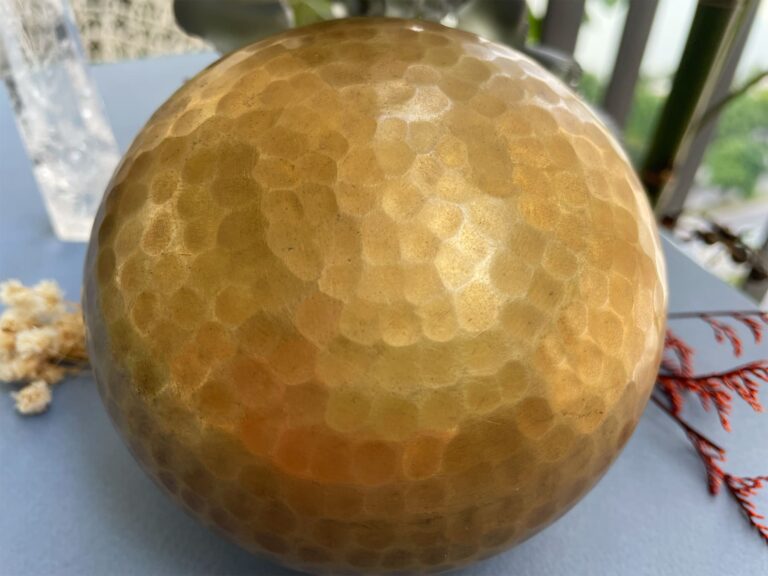 Quả cầu đồng, nền xanh, trang trí nội thất.