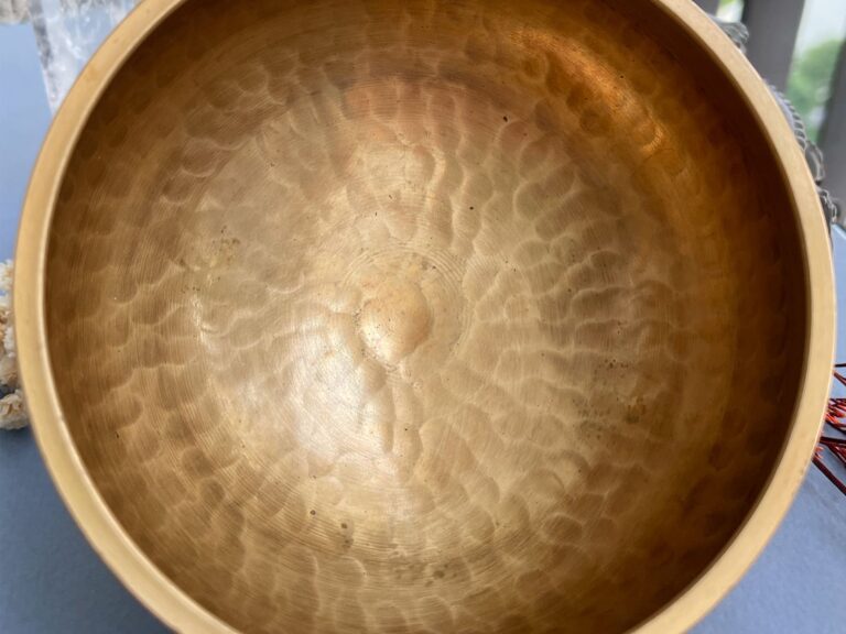 Bát đồng cổ điển với hoa văn tinh tế.