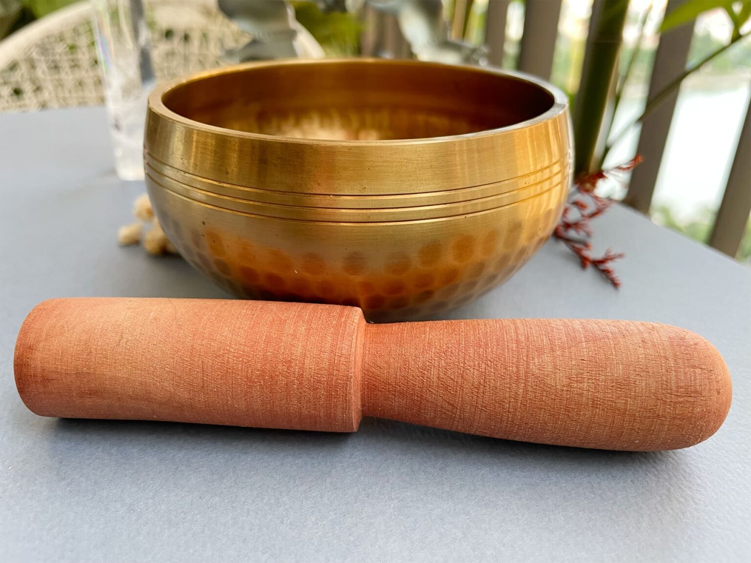 Chuông Tây Tạng và gậy gỗ trên bàn.