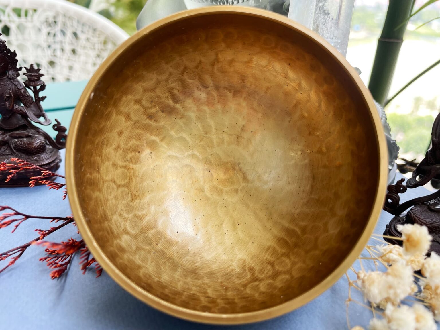 Chuông Phong Thủy bằng đồng trên bàn xanh