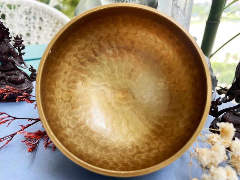 Chuông Phong Thủy bằng đồng trên bàn xanh