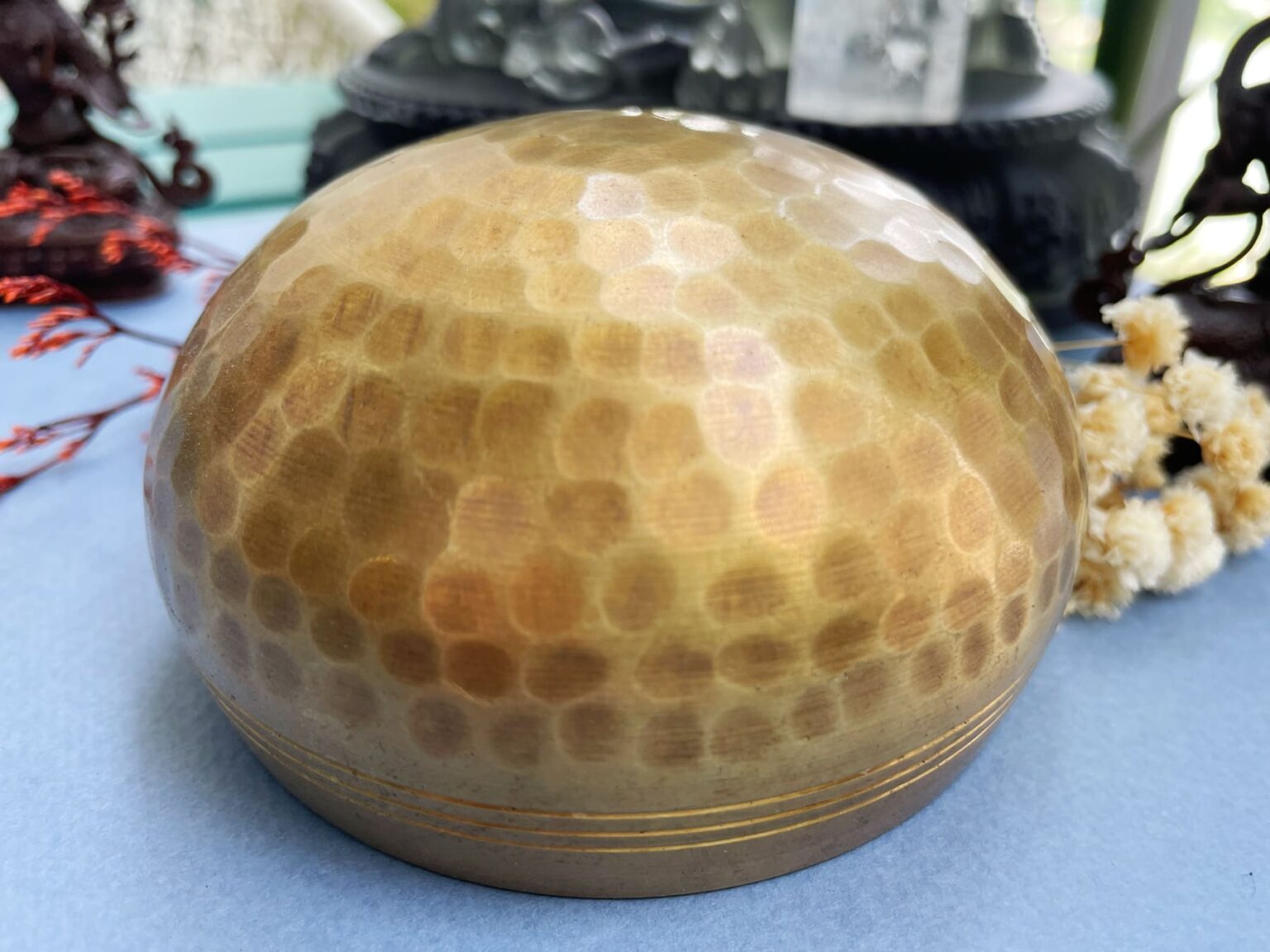 Quả cầu đồng thau có vân búa ở giữa.