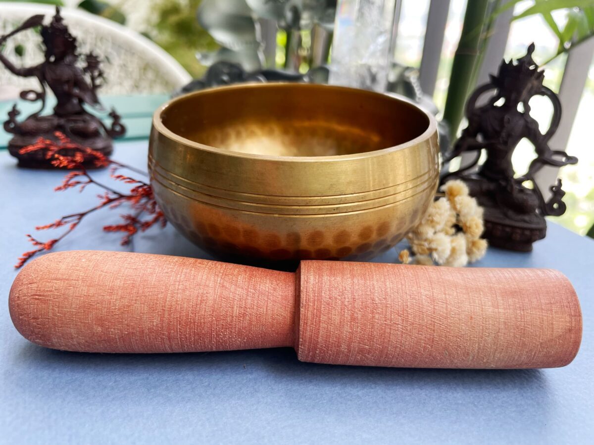 Bát tụng kinh Tây Tạng và gậy gỗ.