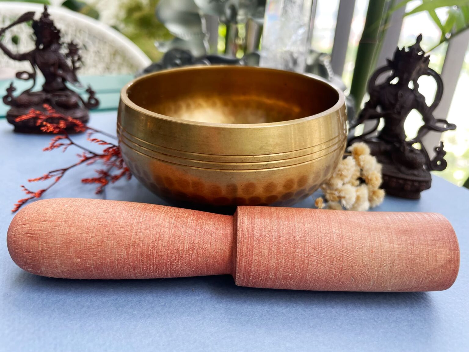 Bát tụng kinh Tây Tạng và gậy gỗ.