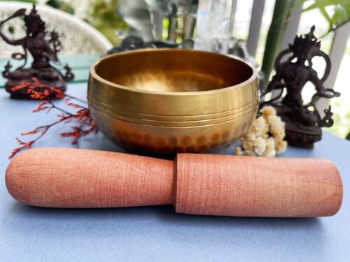 Bát tụng kinh Tây Tạng và gậy gỗ.