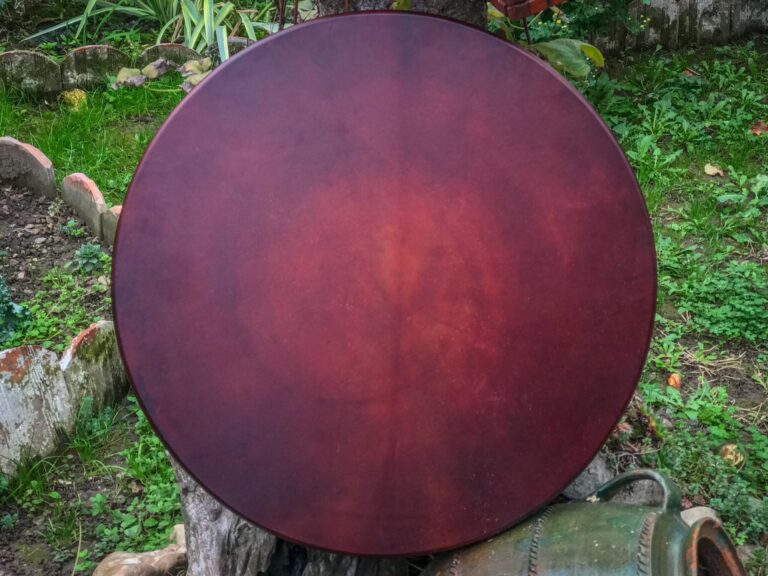 Trống gỗ lớn treo trên bối cảnh xanh