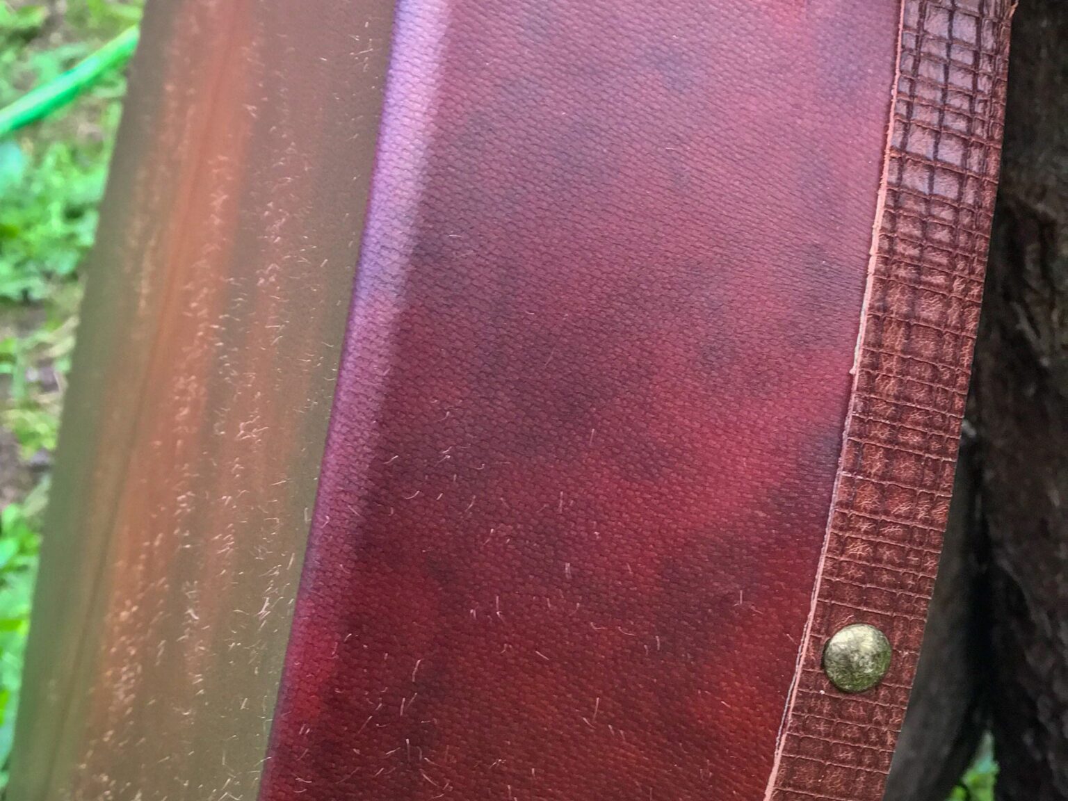 Vỏ vali cũ bằng da nâu bị sờn