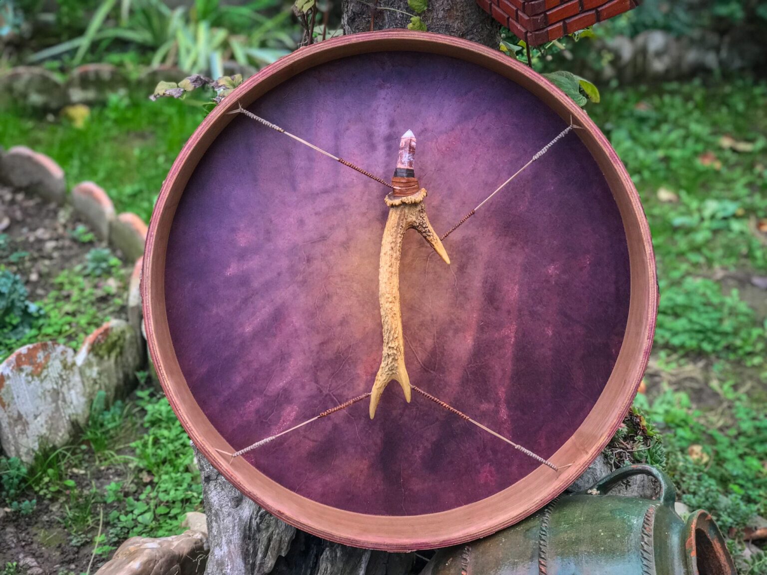 Trống nghi lễ biểu tượng với họa tiết màu tím.