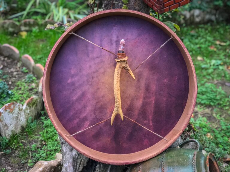 Trống nghi lễ biểu tượng với họa tiết màu tím.