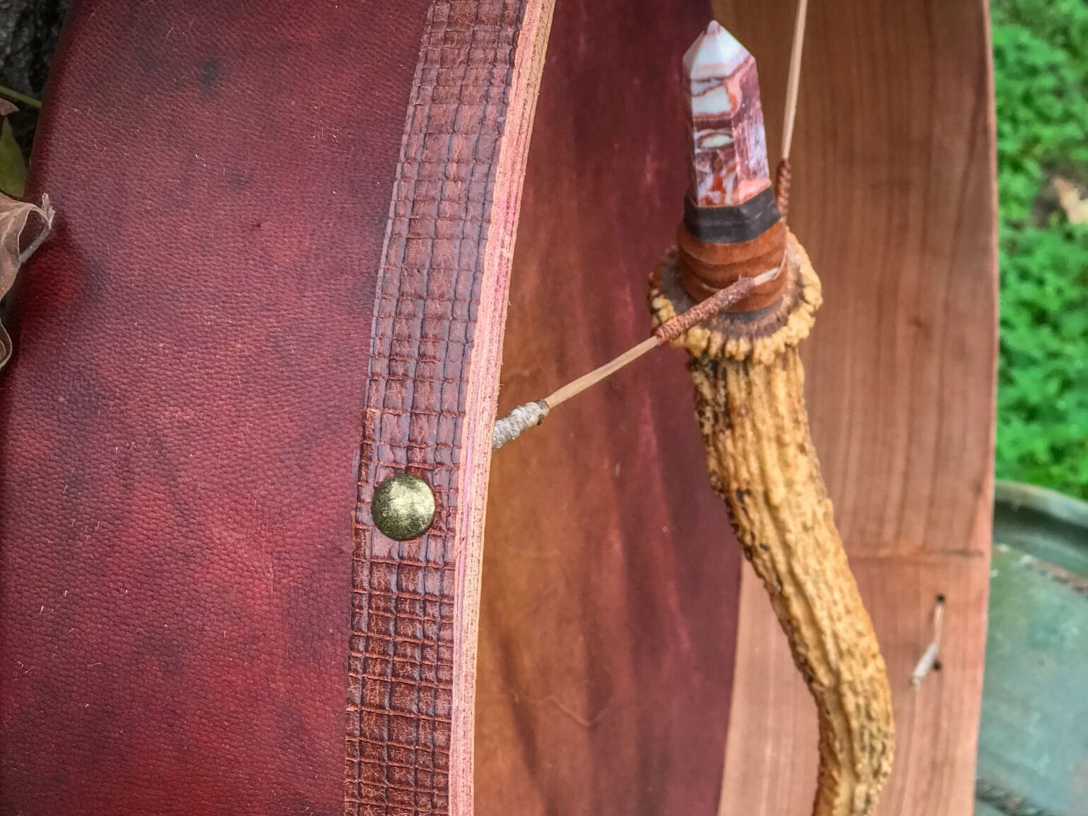 Cận cảnh mặt trống với tay cầm sáng tạo.