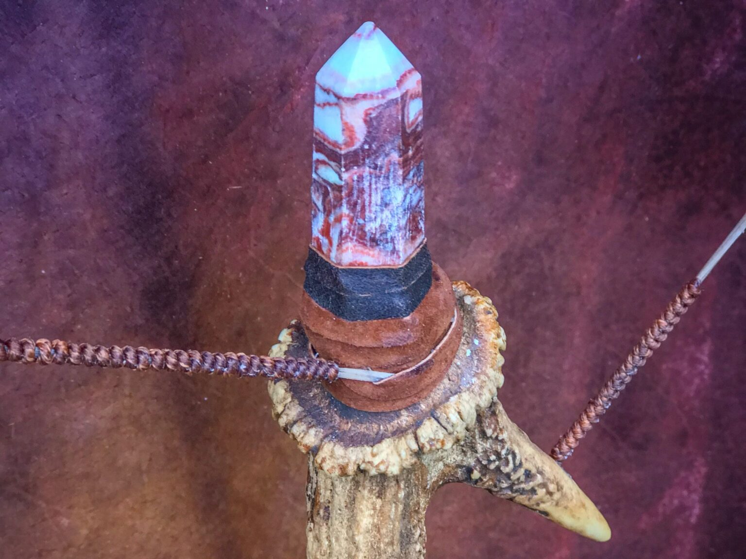 Pha lê trên nền đỏ, dây thừng quấn quanh.