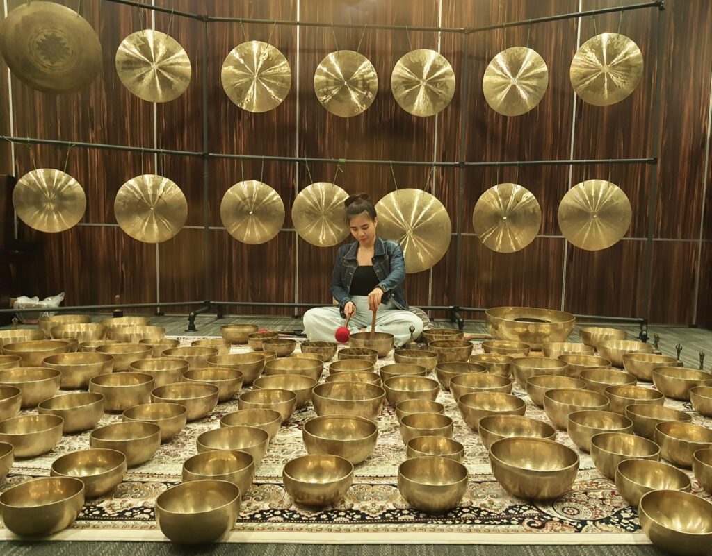 Câu Chuyện Của Chúng Tôi 27 Người chơi chuông và cồng chiêng trong phòng.