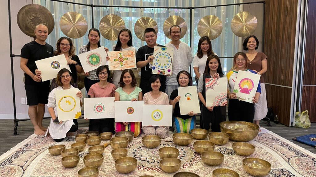 Câu Chuyện Của Chúng Tôi 24 Nhóm người cầm tranh bên chiêng và bát đồng