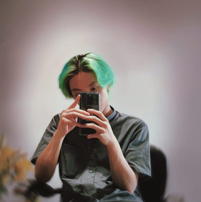Người chụp ảnh tự sướng với tóc xanh lá cây.