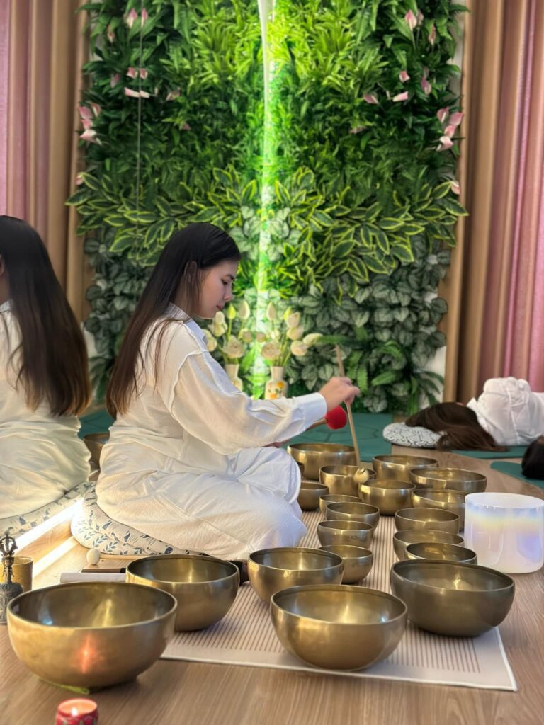 Thiền Chuông Của Madahuma và Ladyoga 17 Người phụ nữ chơi bát âm trong không gian thiền