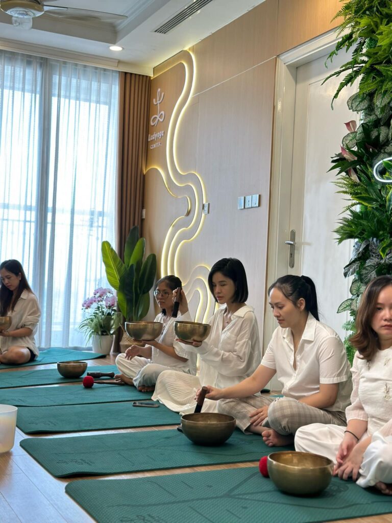 Thiền Chuông Của Madahuma và Ladyoga 9 Thiền theo nhóm tại trung tâm yoga hiện đại.