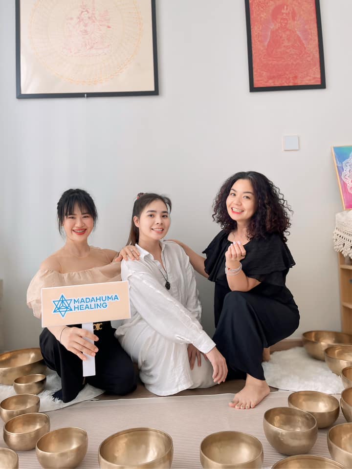 Câu Chuyện Của Chúng Tôi 25 Ba người phụ nữ ngồi cạnh bát âm.