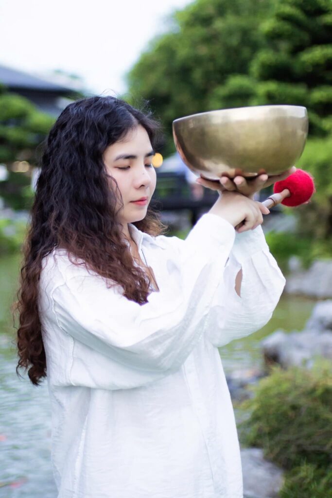 Câu Chuyện Của Chúng Tôi 31 Người phụ nữ chơi chuông hát ngoài trời