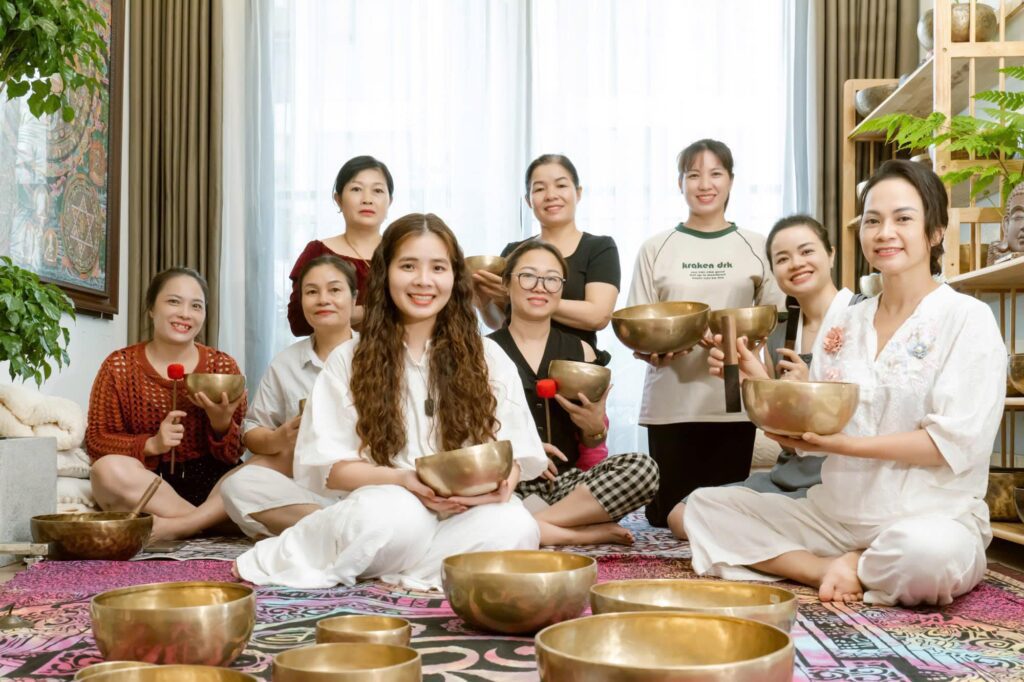 Câu Chuyện Của Chúng Tôi 29 Nhóm phụ nữ tham gia buổi thiền với bát âm