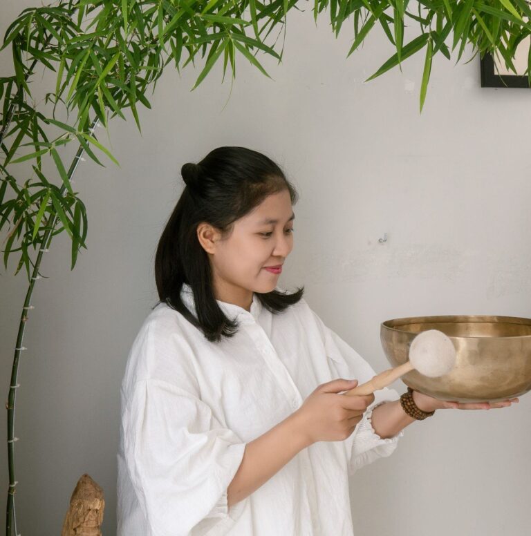 Người phụ nữ chơi chuông Tây Tạng, cành tre xanh