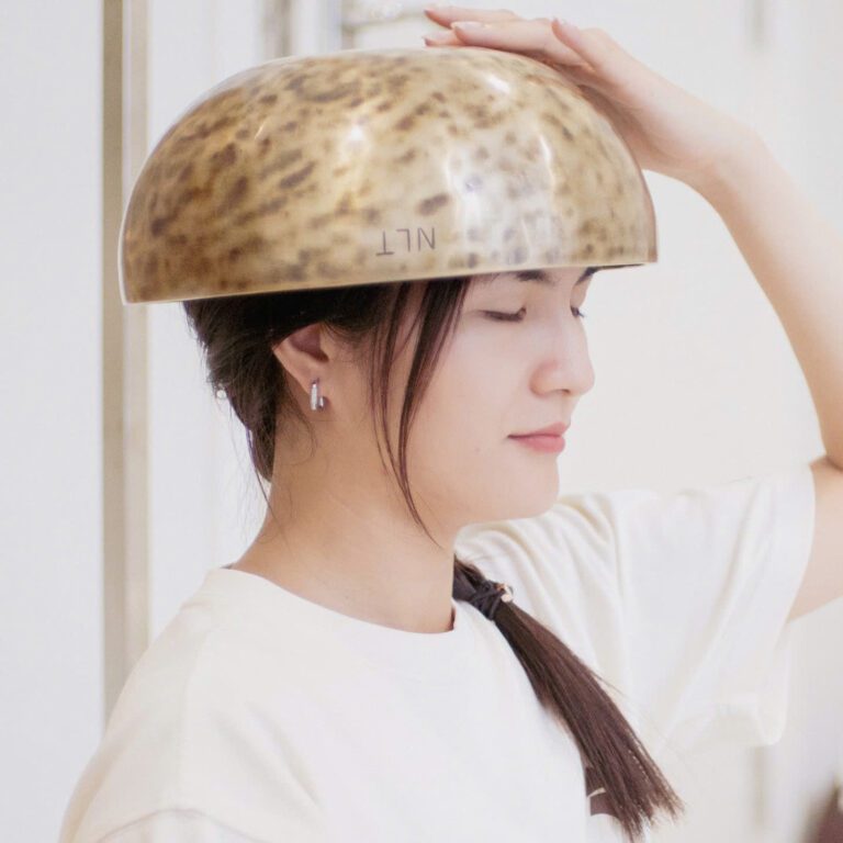 Cô gái đội mũ độc đáo từ vỏ cây