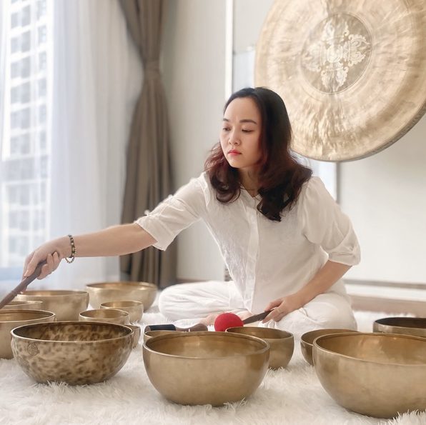 Người phụ nữ biểu diễn với bát âm thanh.