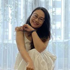 Người phụ nữ cười trong ánh sáng tự nhiên.