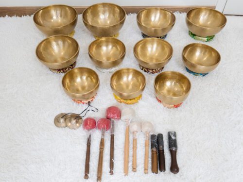 Bát âm và dùi gỗ trên thảm trắng