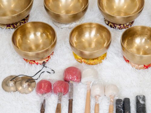 Bát âm Tây Tạng trên nền trắng