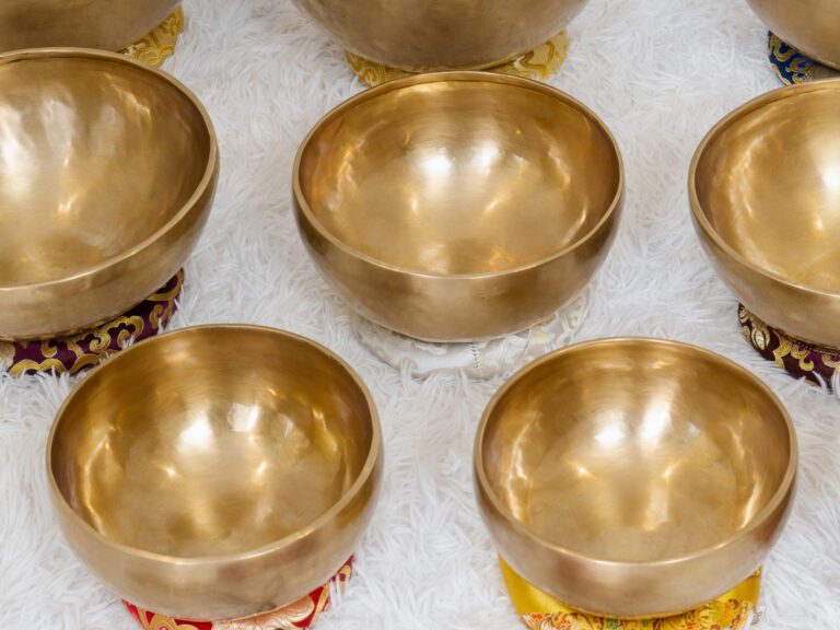 Bát đồng trên tấm chăn trắng