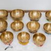DSC06800 Bát Tây Tạng làm bằng đồng thau trên nền thảm.