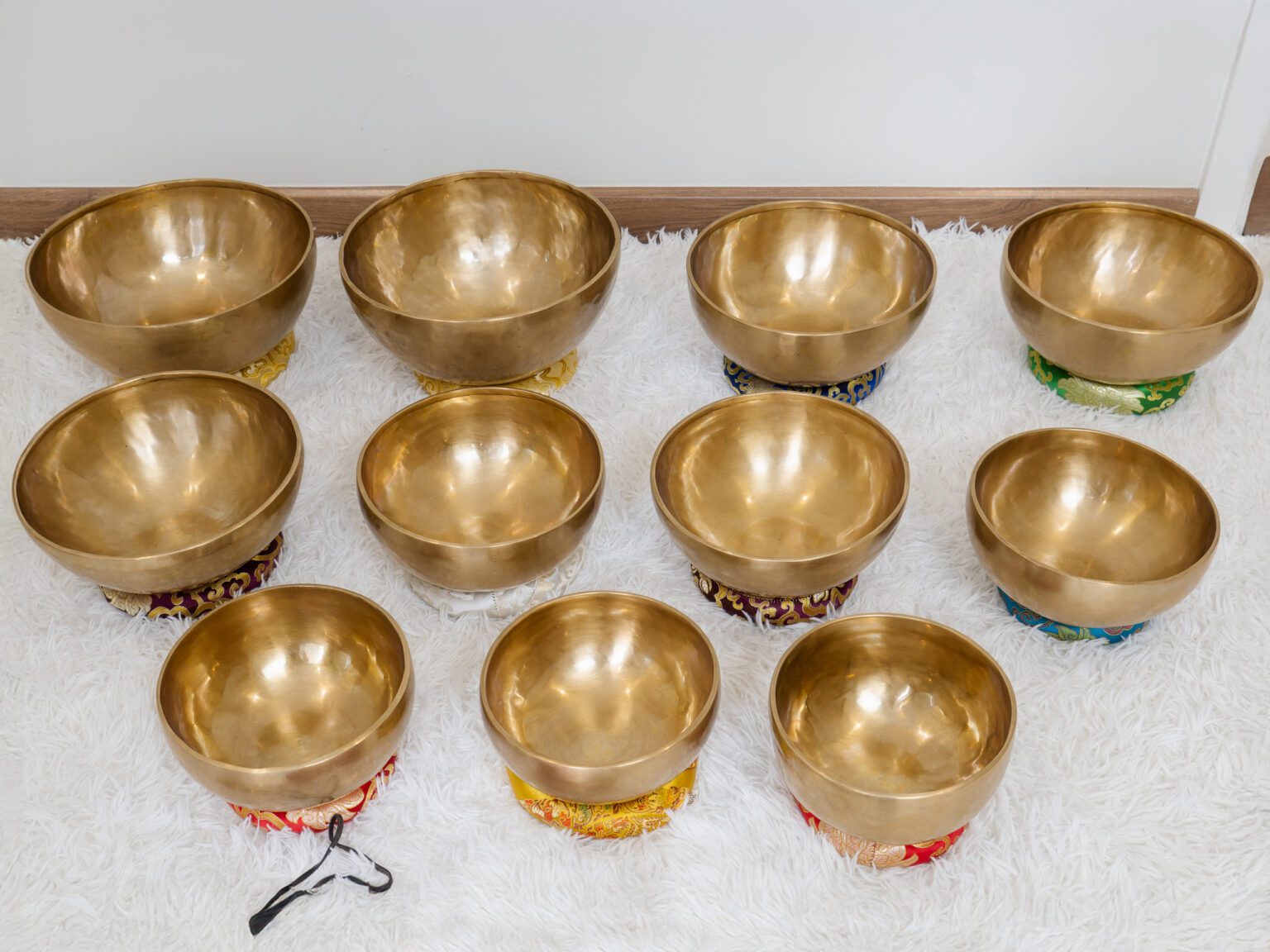 Bát Tây Tạng làm bằng đồng thau trên nền thảm.