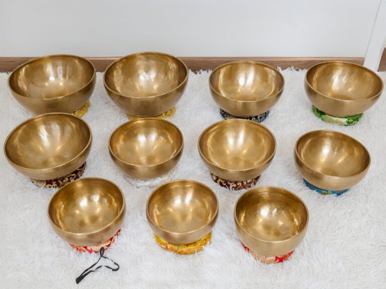 Bát Tây Tạng làm bằng đồng thau trên nền thảm.