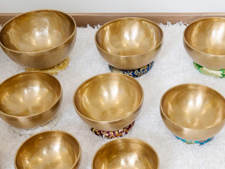 chuông xoay trên nền thảm trắng.